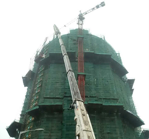 孟津吊车在工地上作业